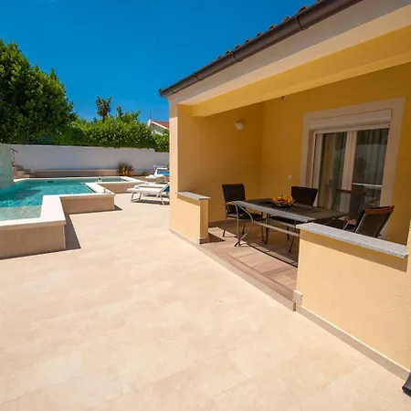 Manuela Near Medulin With Private Pool Only 500 Meters From Sea Banjole