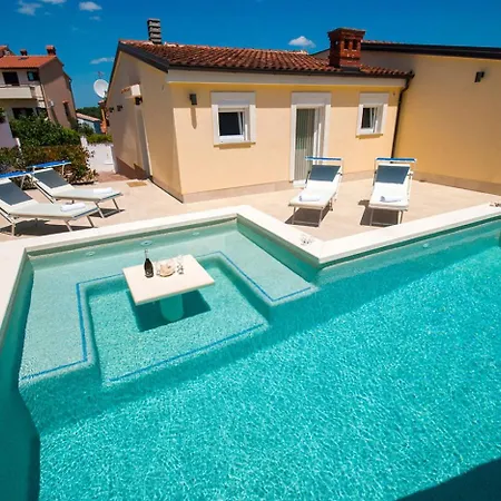 Manuela Near Medulin With Private Pool Only 500 Meters From Sea Villa